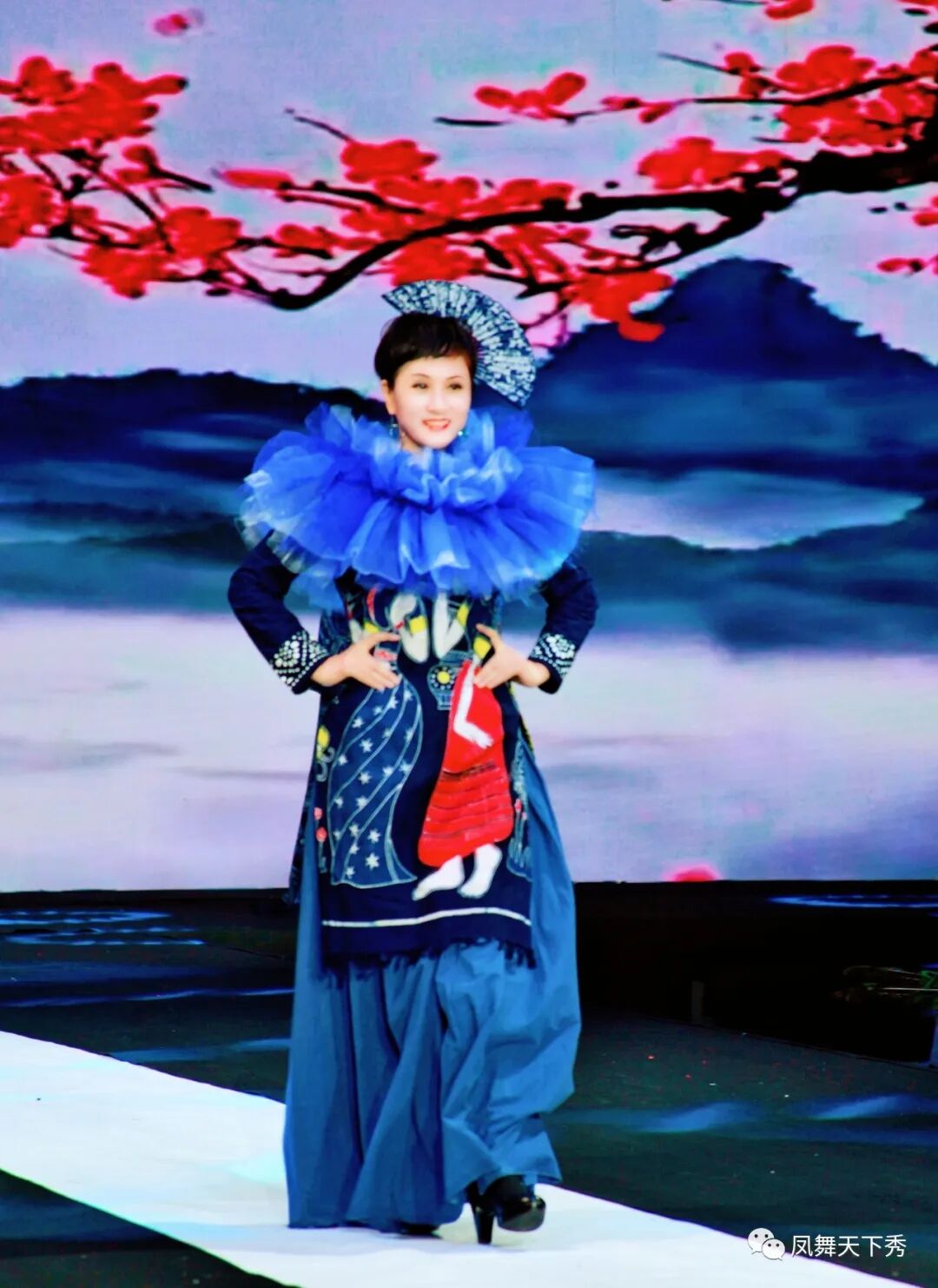 则作为第三届国际时装周助演嘉宾,上台秀5次,由凤舞公司提供服装