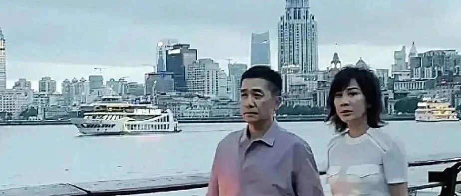 梁朝伟刘嘉玲逛外滩被偶遇:两人手牵手,像姐姐牵着刚毕业的弟弟