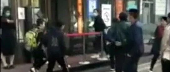 关于呼兰区4所中小学发生群体性呕吐等不适症状的通报