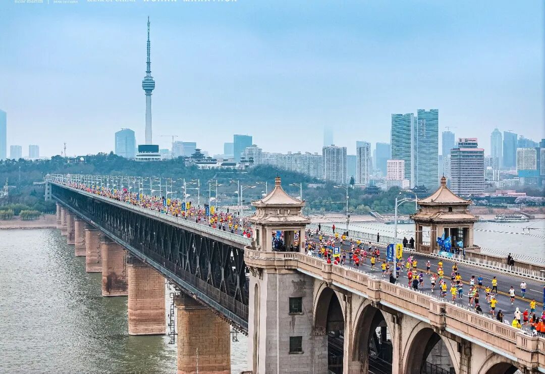 选手跑完武汉马拉松与樱花合影三万人在春天里跑醉了