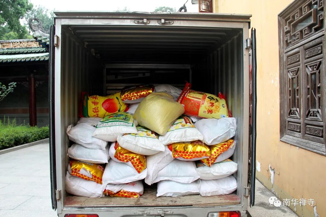 南华禅寺慰问马坝镇困难群众及养老院