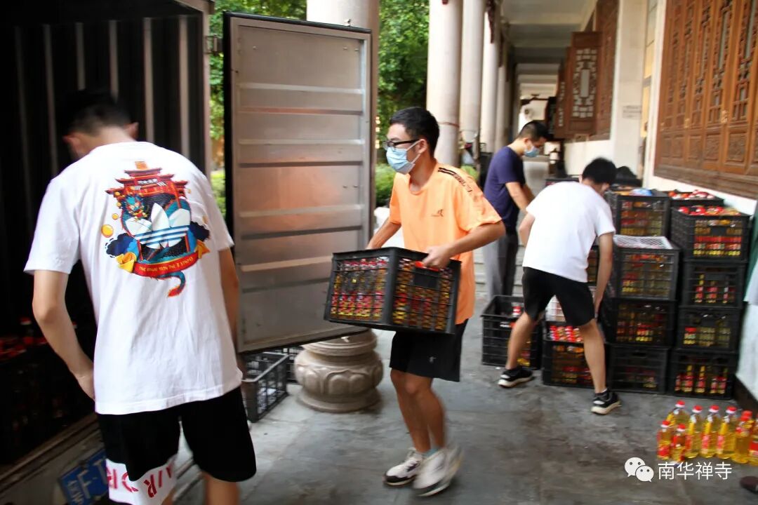 南华禅寺慰问马坝镇困难群众及养老院