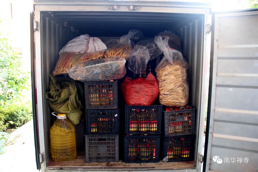 南华禅寺慰问马坝镇困难群众及养老院