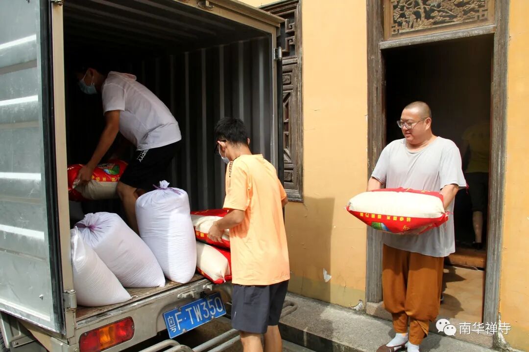 南华禅寺慰问马坝镇困难群众及养老院