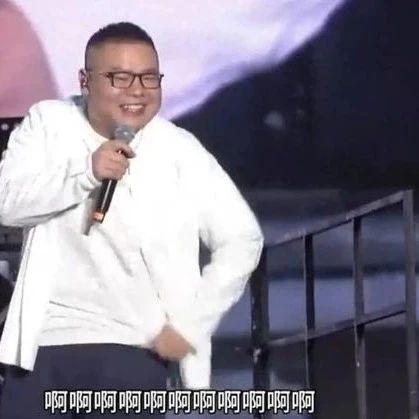 岳云鹏音乐节被喊话秀腹肌,撩起衣角肚皮超白,太有梗像讲相声