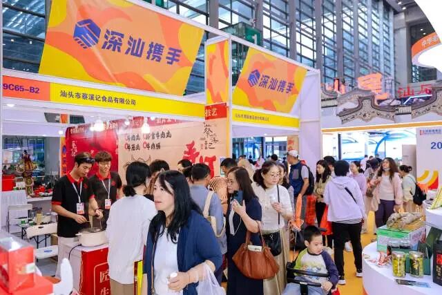 汕头特色农产品吸引了不少采购商和观众驻足。