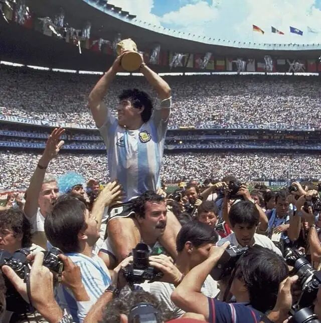 Maradona winning the World Cup in Aztec Stadium in Mexico City, 1986. :  r/pics