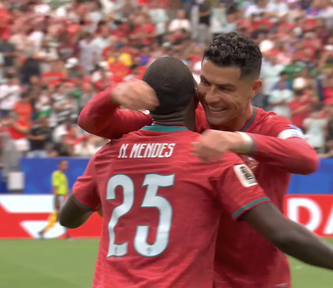 Todo mundo esperando o Cristiano Ronaldo bater a falta e o Nuno Mendes foi  lá e cravou