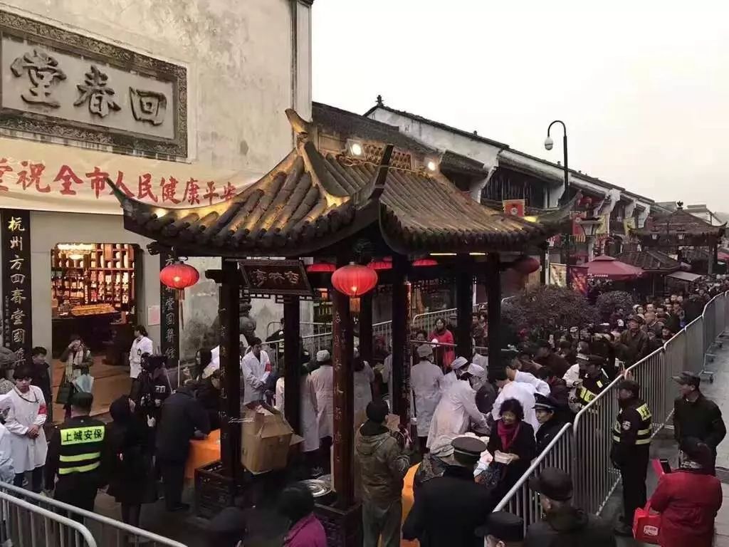 河坊街上的胡慶餘堂和方回春堂的門口就已經排起了長龍.