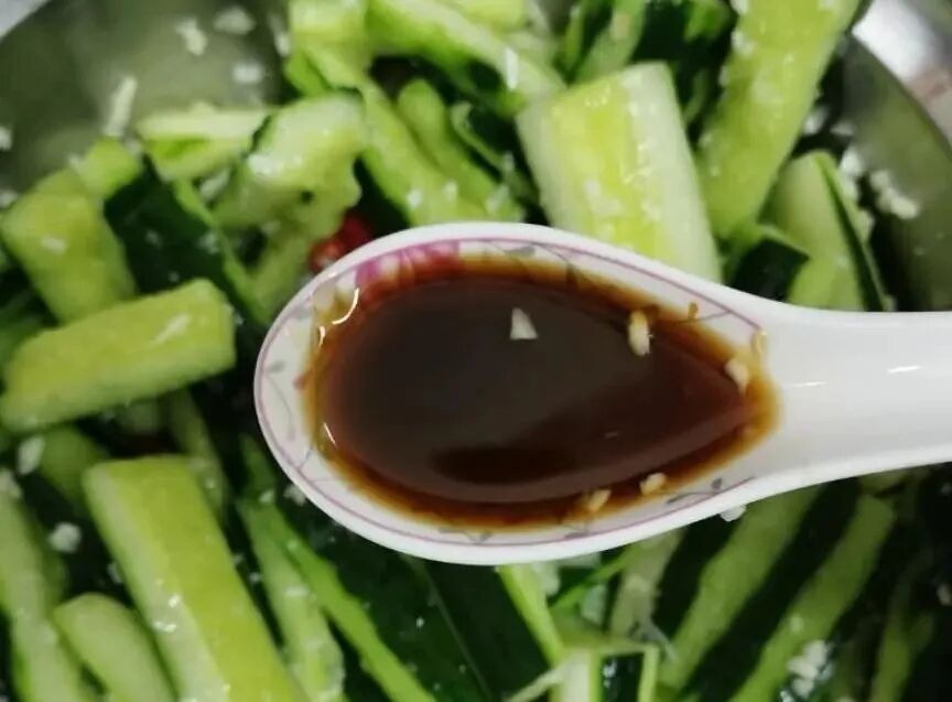 家常菜|做凉拌黄瓜，切好先别急着拌！学会这一招，清脆爽口，酱汁入味不油腻！