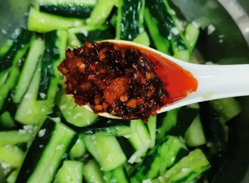 家常菜|做凉拌黄瓜，切好先别急着拌！学会这一招，清脆爽口，酱汁入味不油腻！