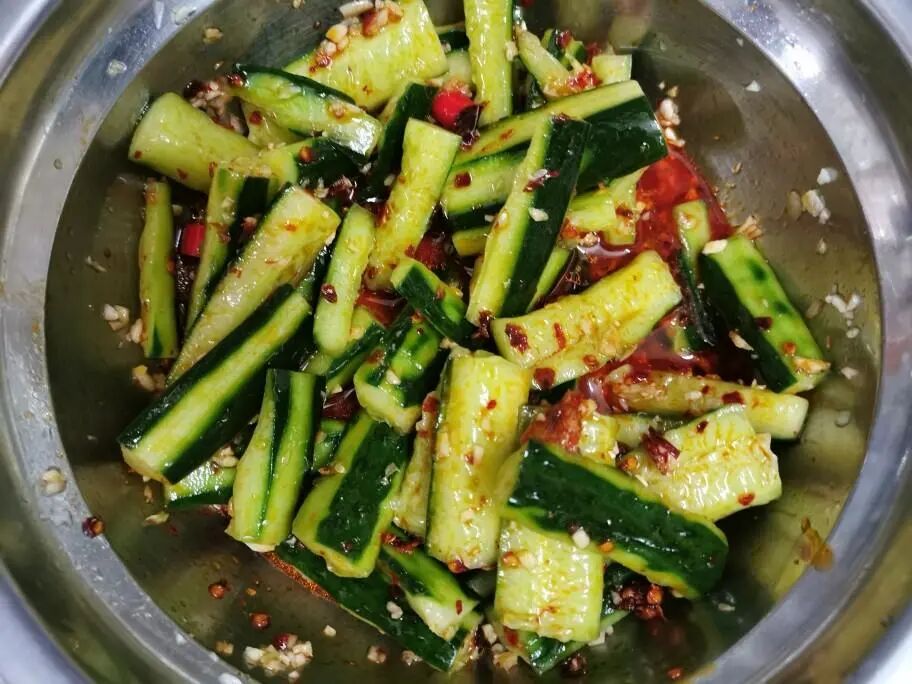 家常菜|做凉拌黄瓜，切好先别急着拌！学会这一招，清脆爽口，酱汁入味不油腻！