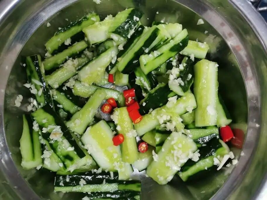 家常菜|做凉拌黄瓜，切好先别急着拌！学会这一招，清脆爽口，酱汁入味不油腻！