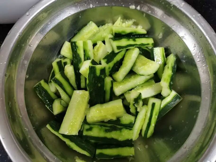 家常菜|做凉拌黄瓜，切好先别急着拌！学会这一招，清脆爽口，酱汁入味不油腻！