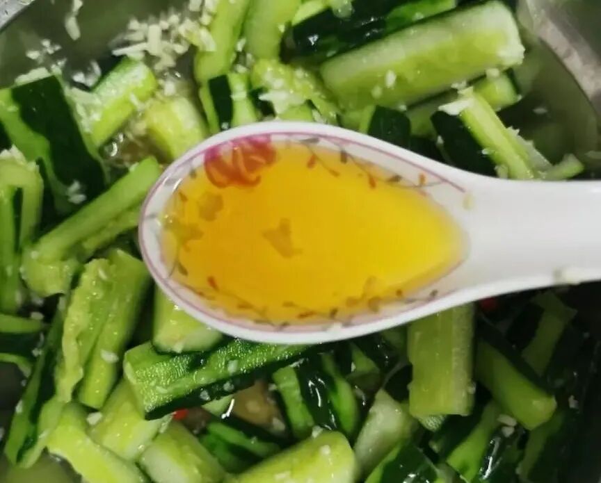 家常菜|做凉拌黄瓜，切好先别急着拌！学会这一招，清脆爽口，酱汁入味不油腻！