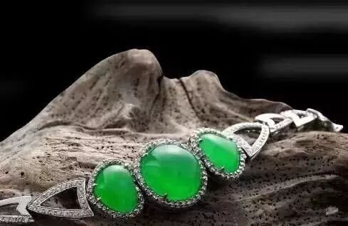 翡翠是有韵味的，你戴对翡翠了吗？如何正确的佩戴翡翠饰品！