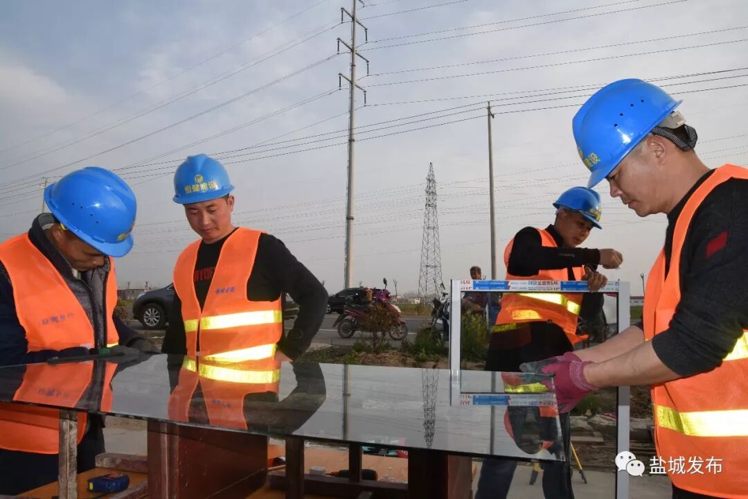 受损房屋修缮全面启动 月底前门窗全部安装完毕