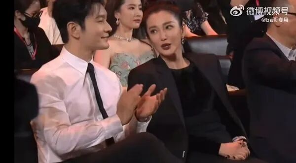 黄晓明baby离婚首同场“尴尬画面曝”！她悄悄话没遮嘴，网破解傻眼了（组图） - 1