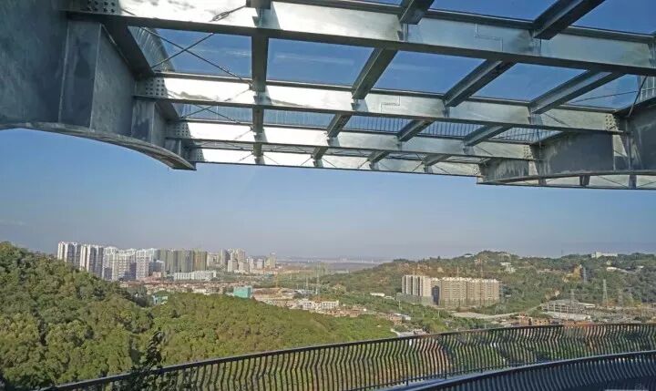 还去什么张家界,玻璃栈道啥的,福建这儿不就有吗?听说还免费.