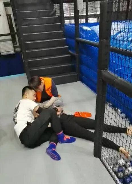 上游新闻|女研究生玩蹦床，摔成“完全性截瘫”