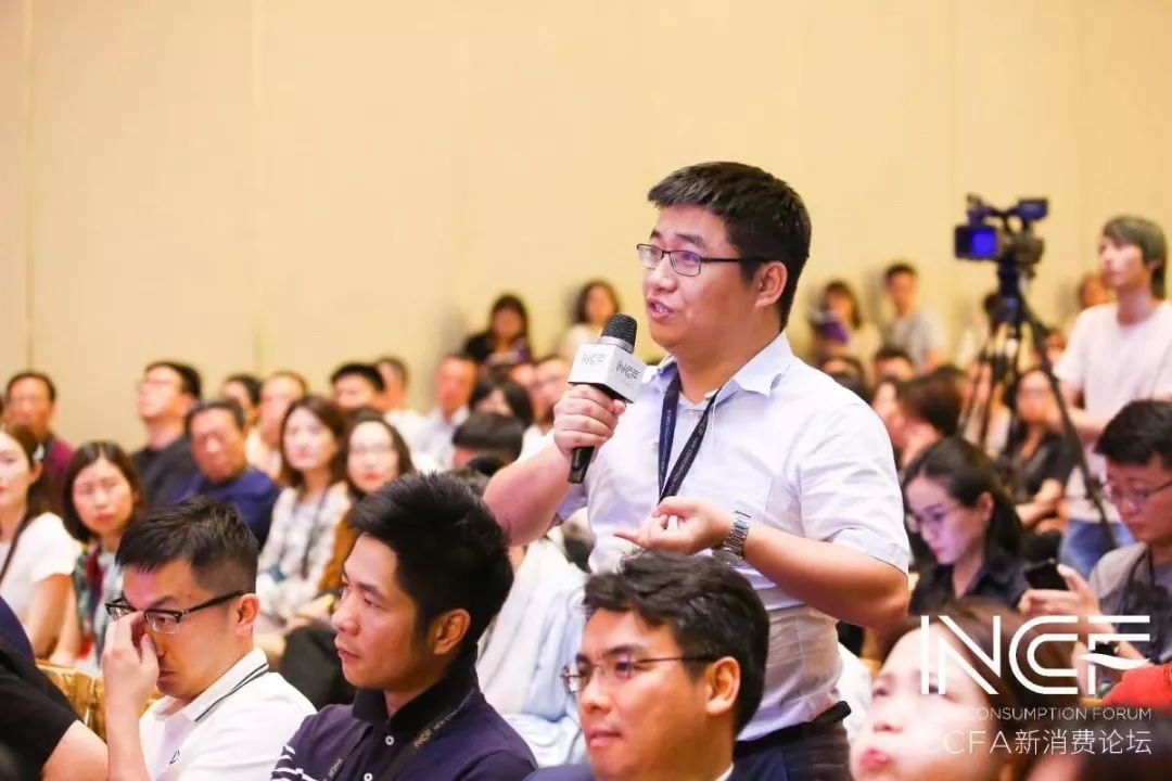 一米的床能睡两个成人吗_睡一米的床_1.2米床能睡2个人吗