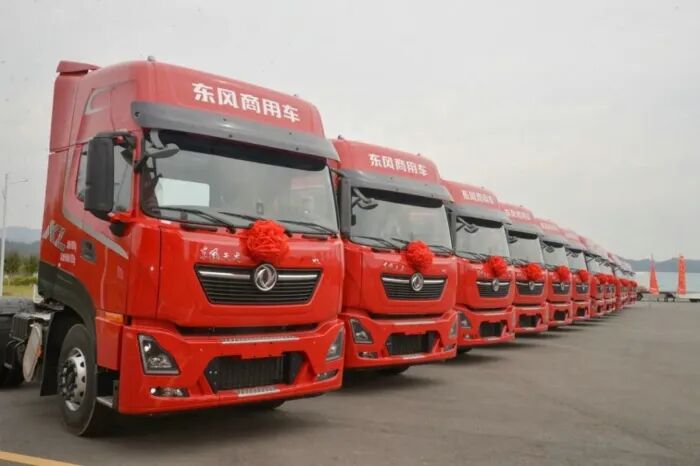 东风天龙KL燃油牵引车.jpg