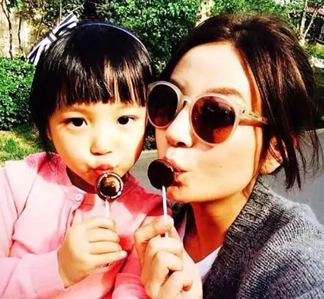 女星整没整容，看看他们和女儿的合影就知道，最后一张原谅我笑了