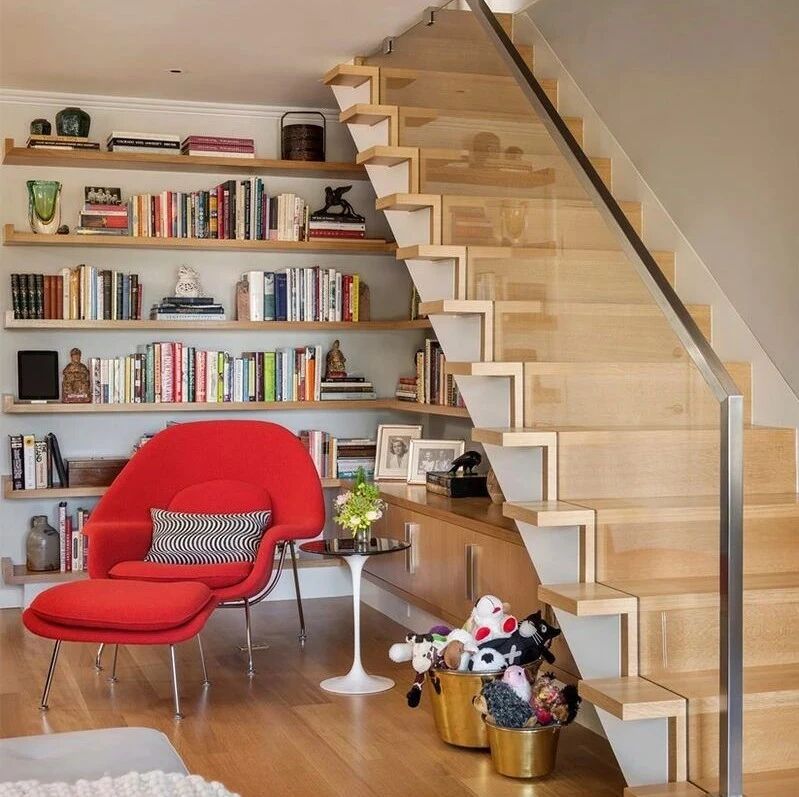 复式楼不装书房，越来越多人都在楼梯下装书架，下沉30公分还省地！