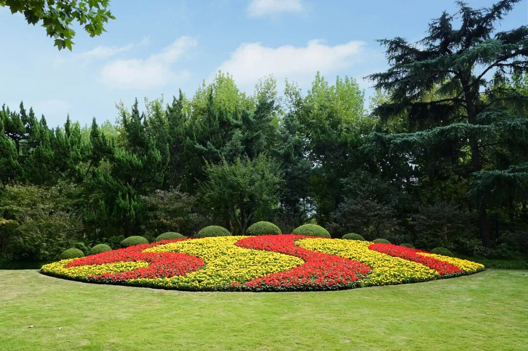 字标语;灵石路新村路的花坛通过保留现有雕塑和蜿蜒曲折旱溪为主景
