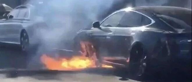 特斯拉Model 3加速冲杆 并非初犯系有“前科”