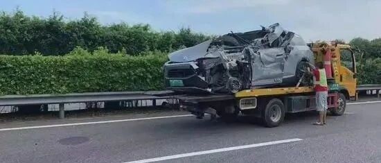 讣告称蔚来车主启动自动驾驶后车祸身亡  网友：辅助驾驶不是自动驾驶 |飞灵