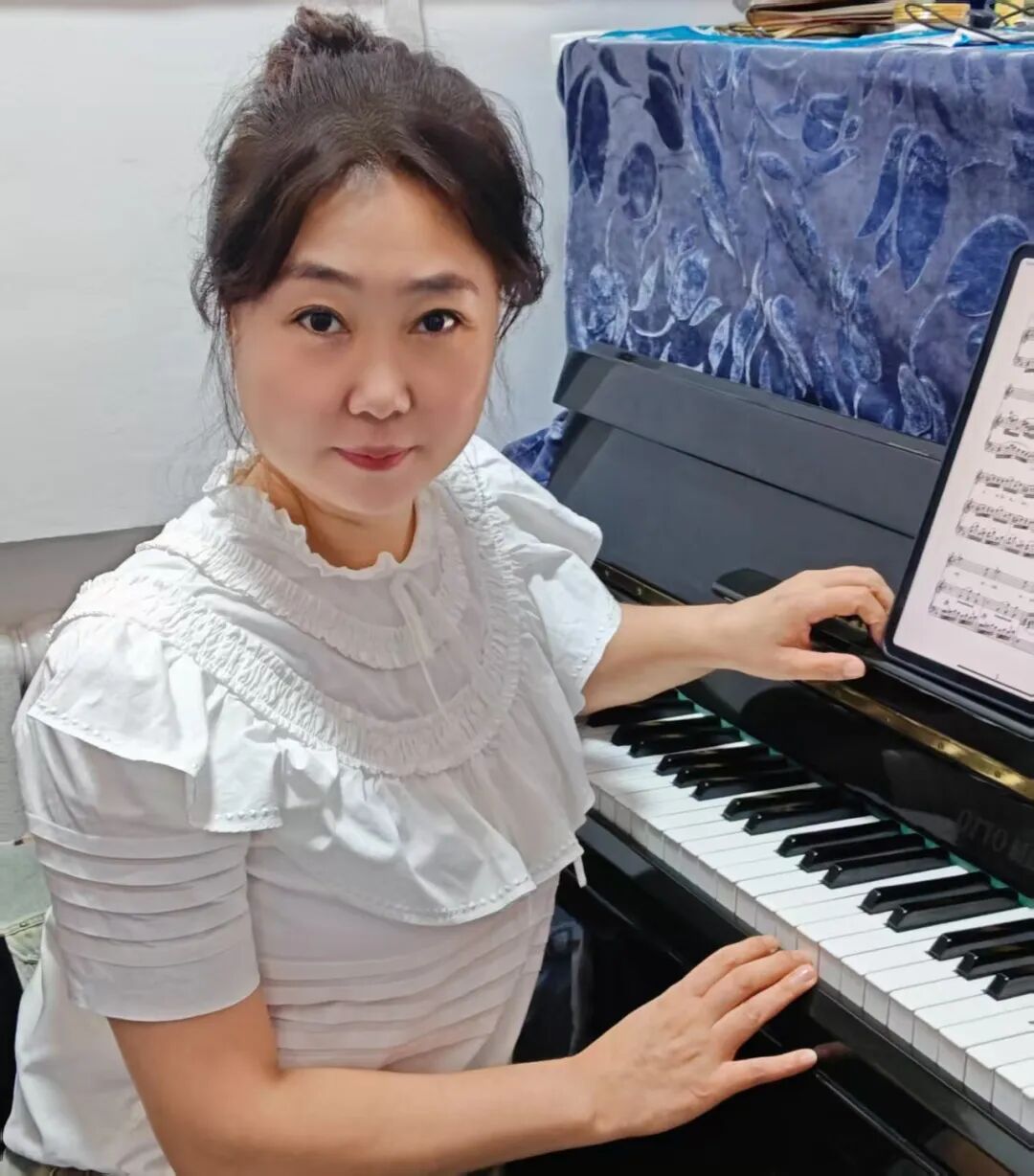 演唱者周丹.jpg