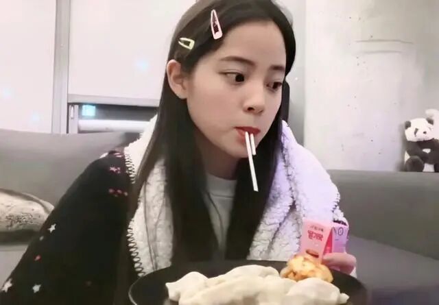 欧阳娜娜为内衣广告“献身”，却被狠酸穿太多像毛衣广告，网友：钱太好赚了！（组图） - 11