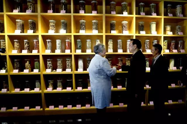 李克強考察雲南白藥:你們研究的天然藥是民族的也是世界的