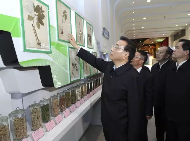 李克強考察雲南白藥:你們研究的天然藥是民族的也是世界的