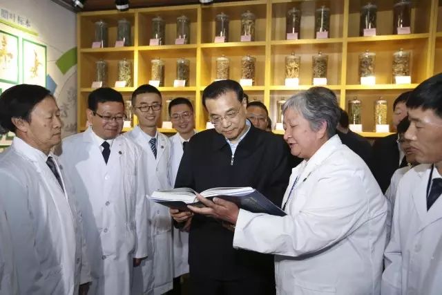 李克強考察雲南白藥:你們研究的天然藥是民族的也是世界的