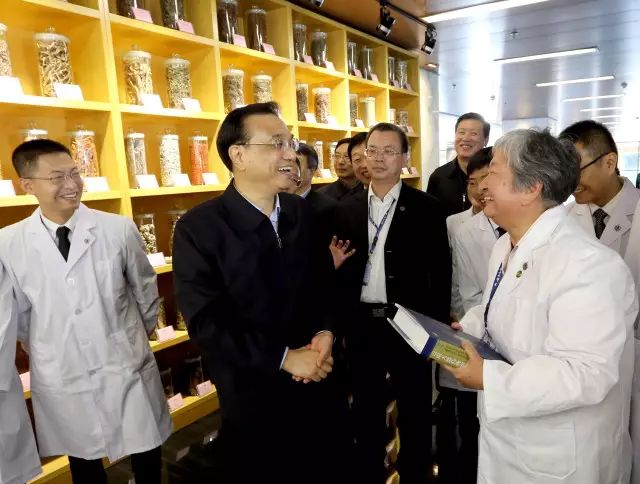 李克強考察雲南白藥:你們研究的天然藥是民族的也是世界的