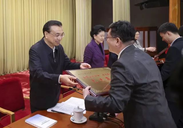 李克強:確保婦女享有與男子平等的土地權益