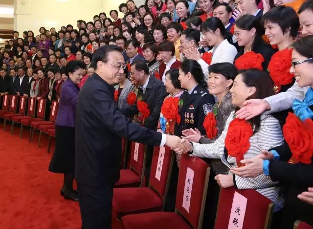 李克強:確保婦女享有與男子平等的土地權益