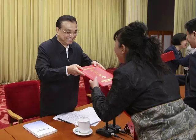 李克強:確保婦女享有與男子平等的土地權益