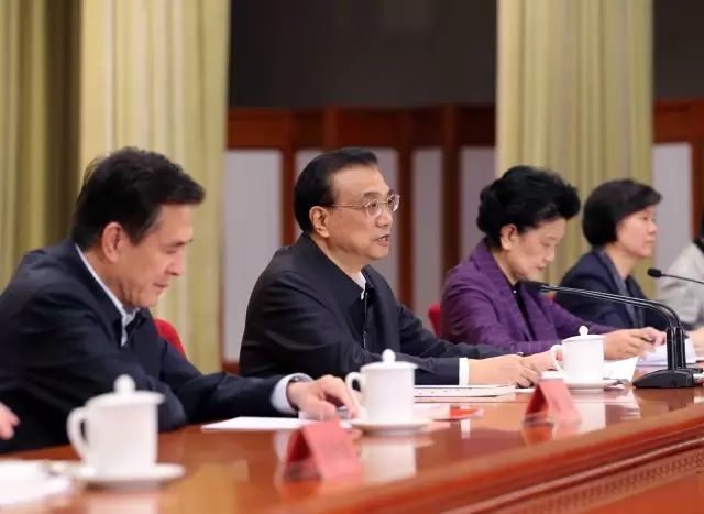 李克強:確保婦女享有與男子平等的土地權益