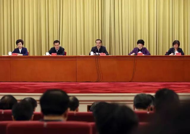 李克強:確保婦女享有與男子平等的土地權益
