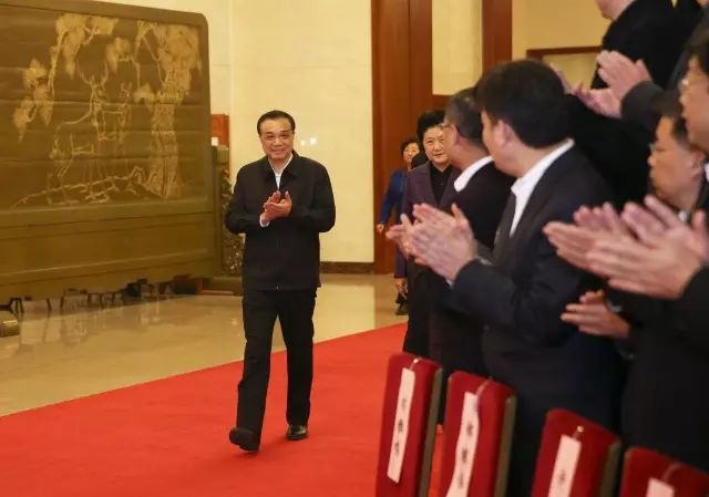 李克強:確保婦女享有與男子平等的土地權益