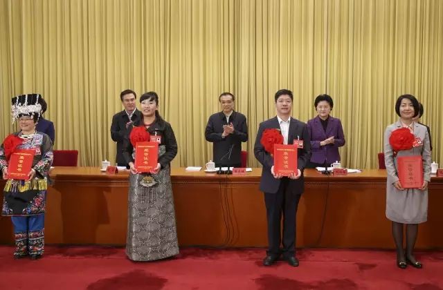 李克強:確保婦女享有與男子平等的土地權益