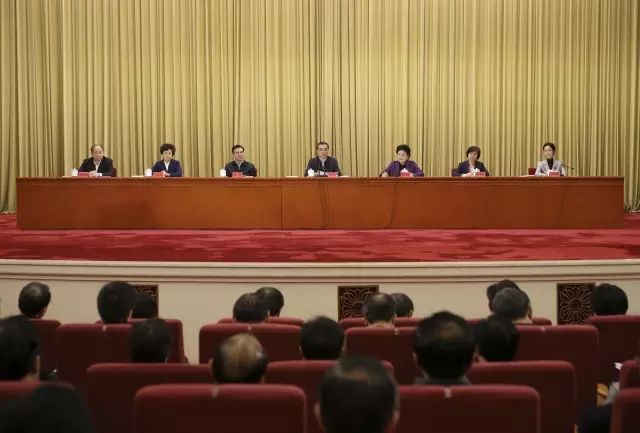 李克強:確保婦女享有與男子平等的土地權益