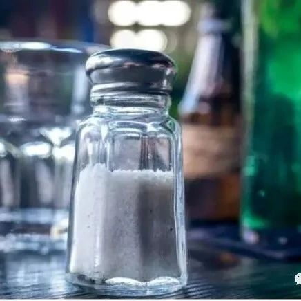 7大迹象表明你吃了太多盐 专家: 每天摄入1.5克的钠