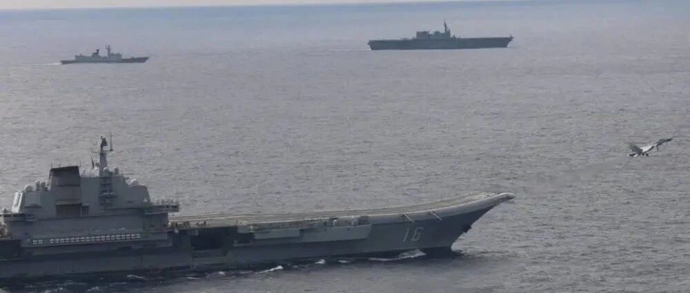 日本航母逼近辽宁号，无理闯入舰队还捣乱，海军为何不开火警告？