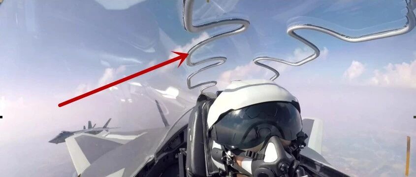 歼20战机的奇特设计：飞行员头顶安装炸药，引爆后能救命