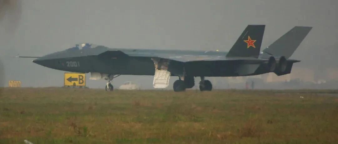 歼20首飞实现八个“1”，当众打脸美国防长，曾被质疑是轰炸机