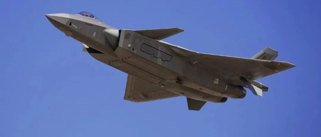 别跟F22比较了，歼20是“空中狙击手”，被敌机靠近就危险了！